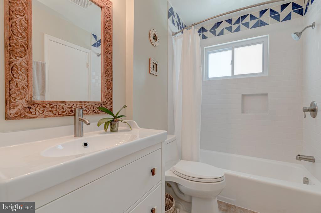 4205 Franconia Road Alexandria, VA 22310 - Photo 17 of 42 Dual Entry Bath