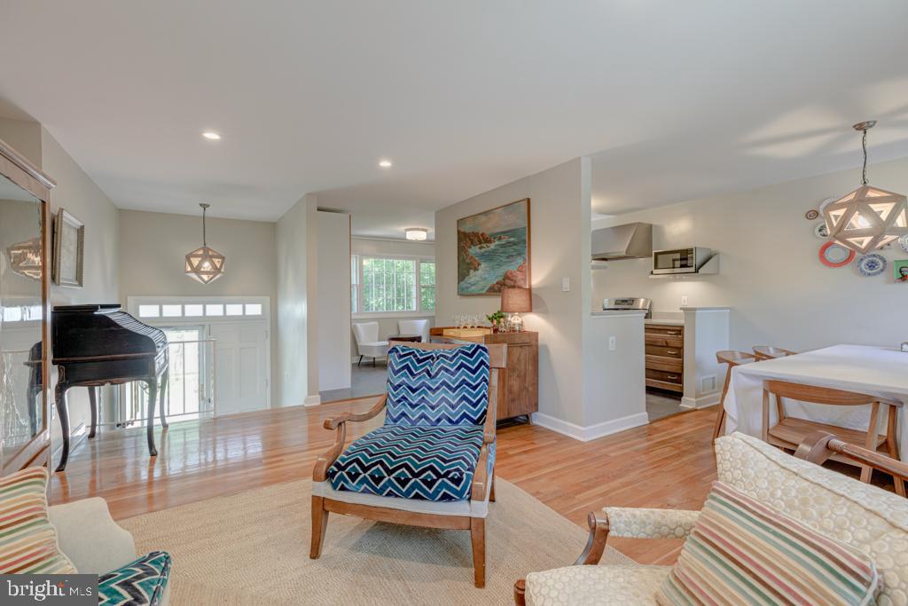 4205 Franconia Road Alexandria, VA 22310 - Photo 7 of 42 Living Room