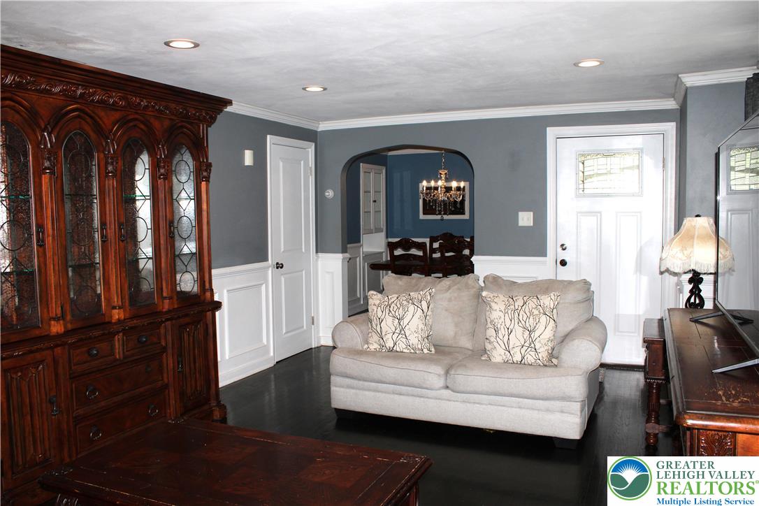 635 Silver Spring Boulevard Kunkletown, PA 18058 - Photo 23 of 34 a living room with furniture