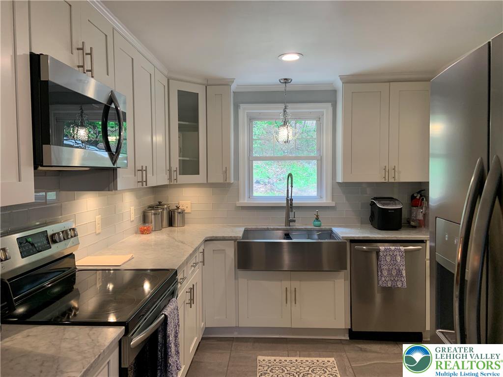 635 Silver Spring Boulevard Kunkletown, PA 18058 - Photo 9 of 34 a kitchen that has a sink a stove and a microwave