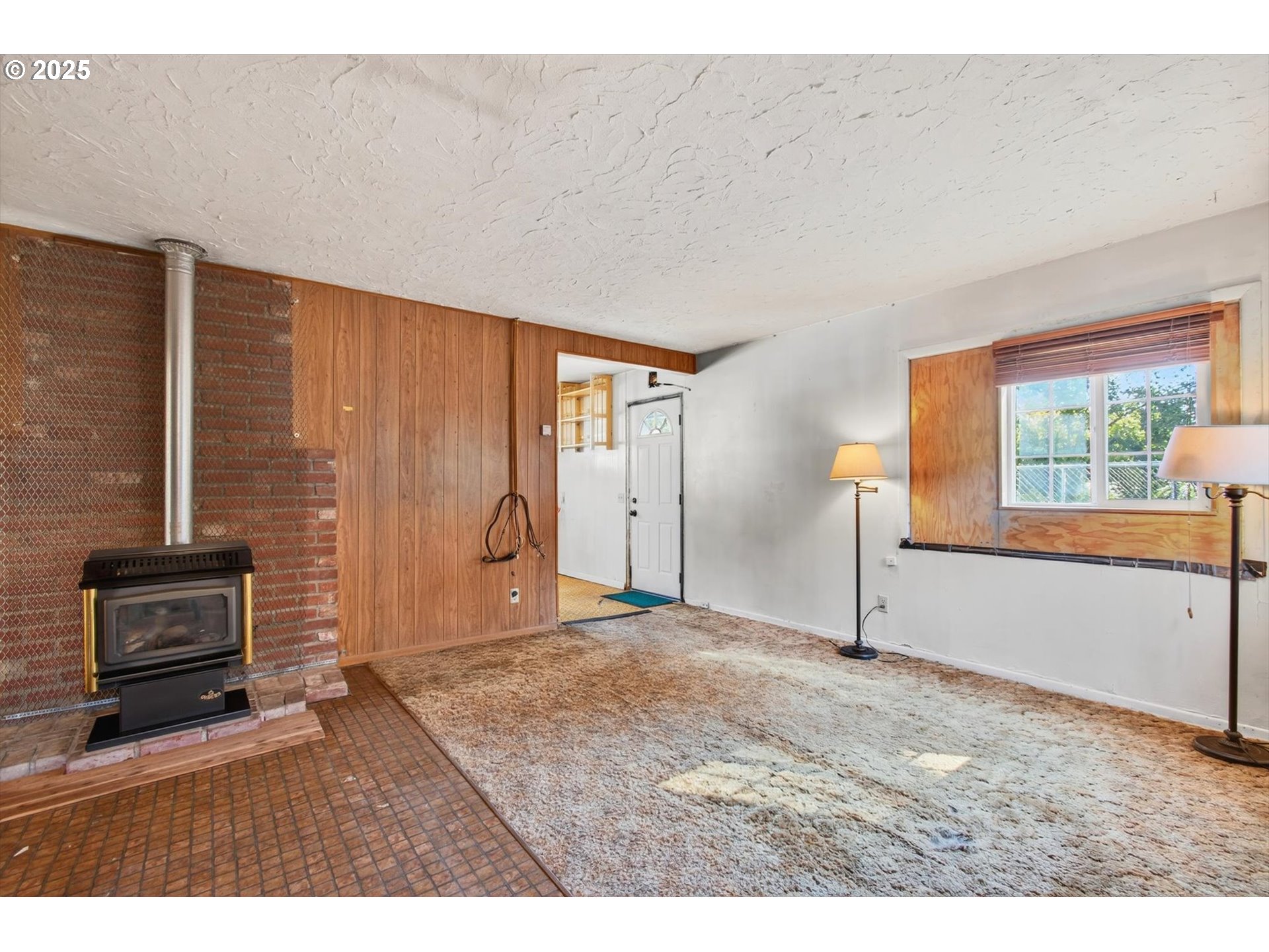 3945 Northeast Bryant Street Portland, OR 97211 - Photo 5 of 31 a view of an empty room with a window