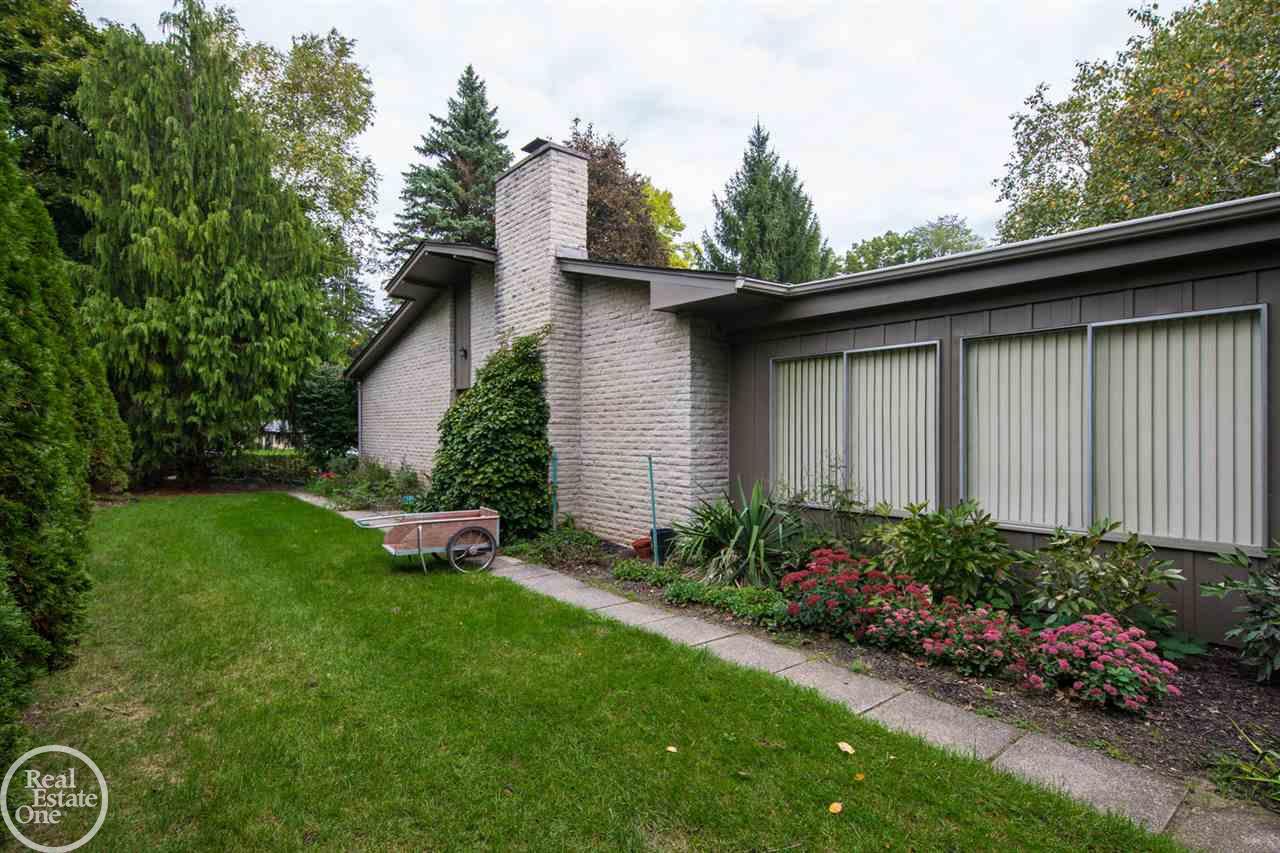 5517 Commerce Road West Bloomfield, MI 48324 - Photo 9 of 33 31363233-8.JPG