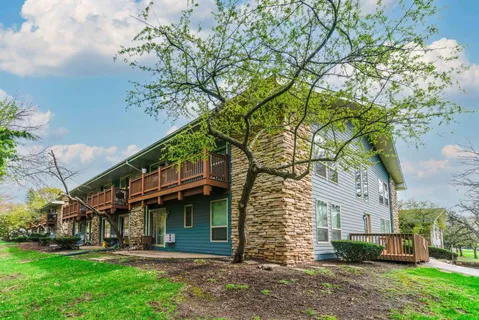 $189,900 | 300 Opatrny Drive, Unit 224, Fox River Grove, IL 60021