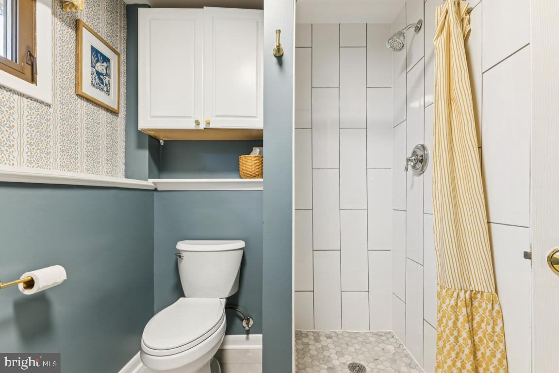 2269 Marginella Drive Reston, VA 20191 - Photo 19 of 29 a bathroom with a toilet and a shower