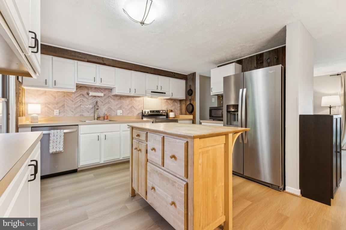2269 Marginella Drive Reston, VA 20191 - Photo 10 of 29 a kitchen with stainless steel appliances a refrigerator sink and microwave