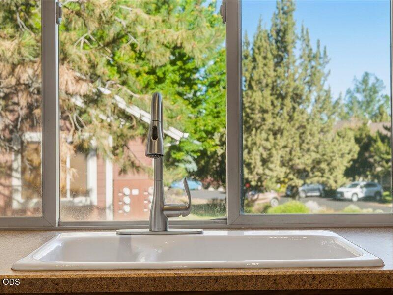 1395 Highland View Loop Redmond, OR 97756 - Photo 16 of 68