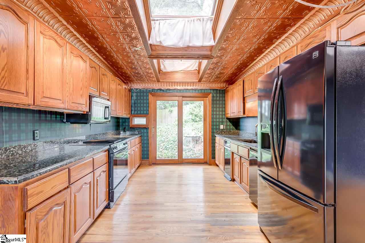 1027 Altamont Road Greenville, SC 29609 - Photo 9 of 36