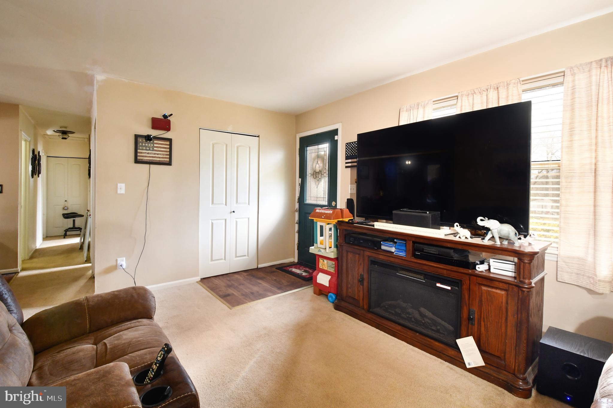 4210 Meyers Road Triangle, VA 22172 - Photo 4 of 24 Living Room