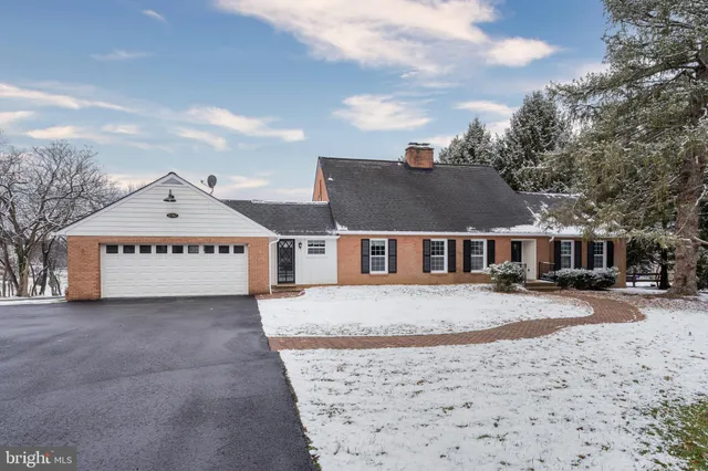 a view of house with a outdoor space