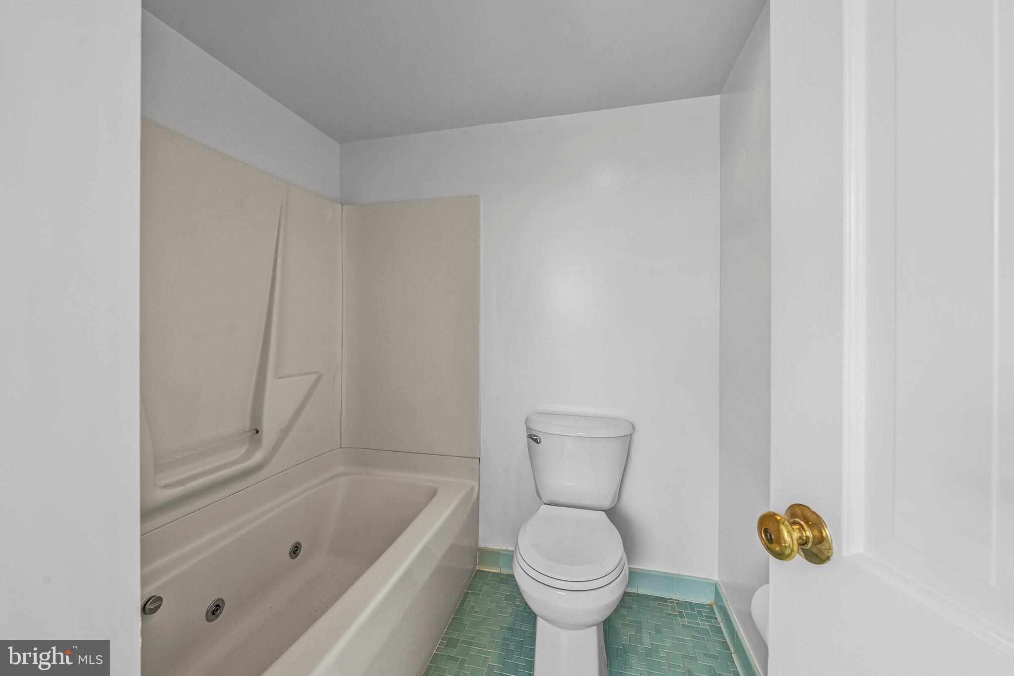 17747 Silcott Springs Road Purcellville, VA 20132 - Photo 36 of 42 a bathroom with a sink toilet and bathtub