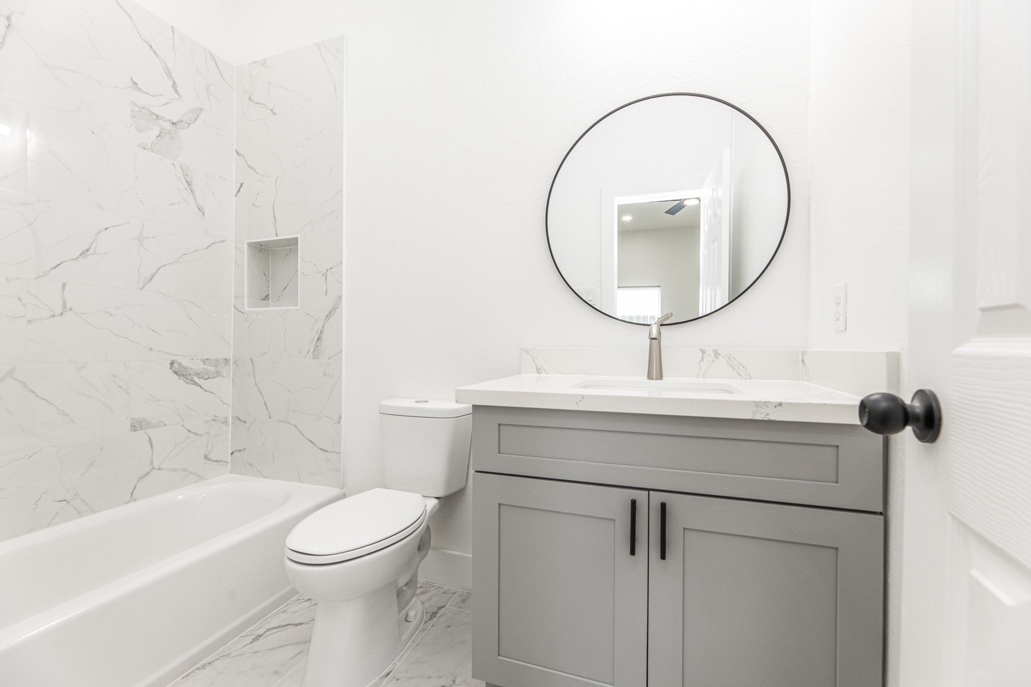9727 Stedman Street Houston, TX 77029 - Photo 19 of 23 Primary en-suite bathroom