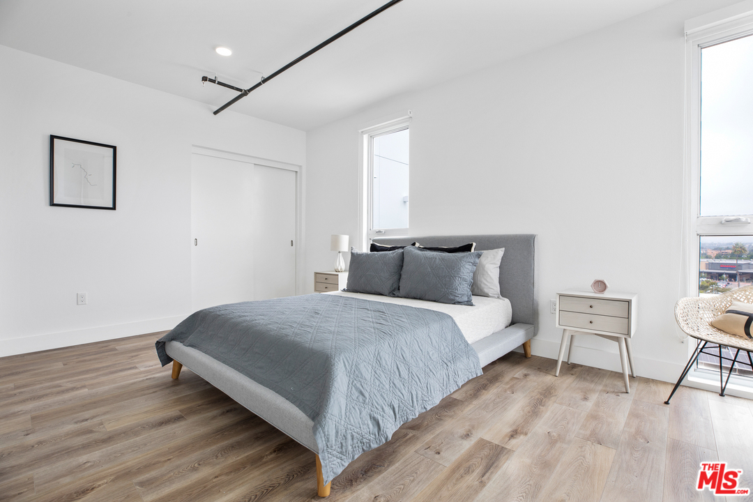 13448 Beach Avenue, Unit PH7314 Marina del Rey, CA 90292 - Photo 8 of 22 a bedroom with a bed and a chair