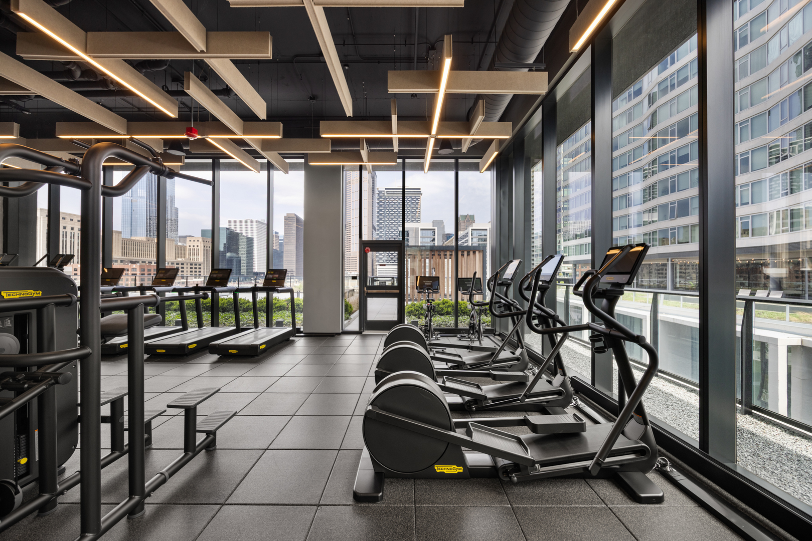 Undisclosed Address Chicago, IL 60607 - Photo 33 of 44 a view of a livingroom with furniture and floor to ceiling window