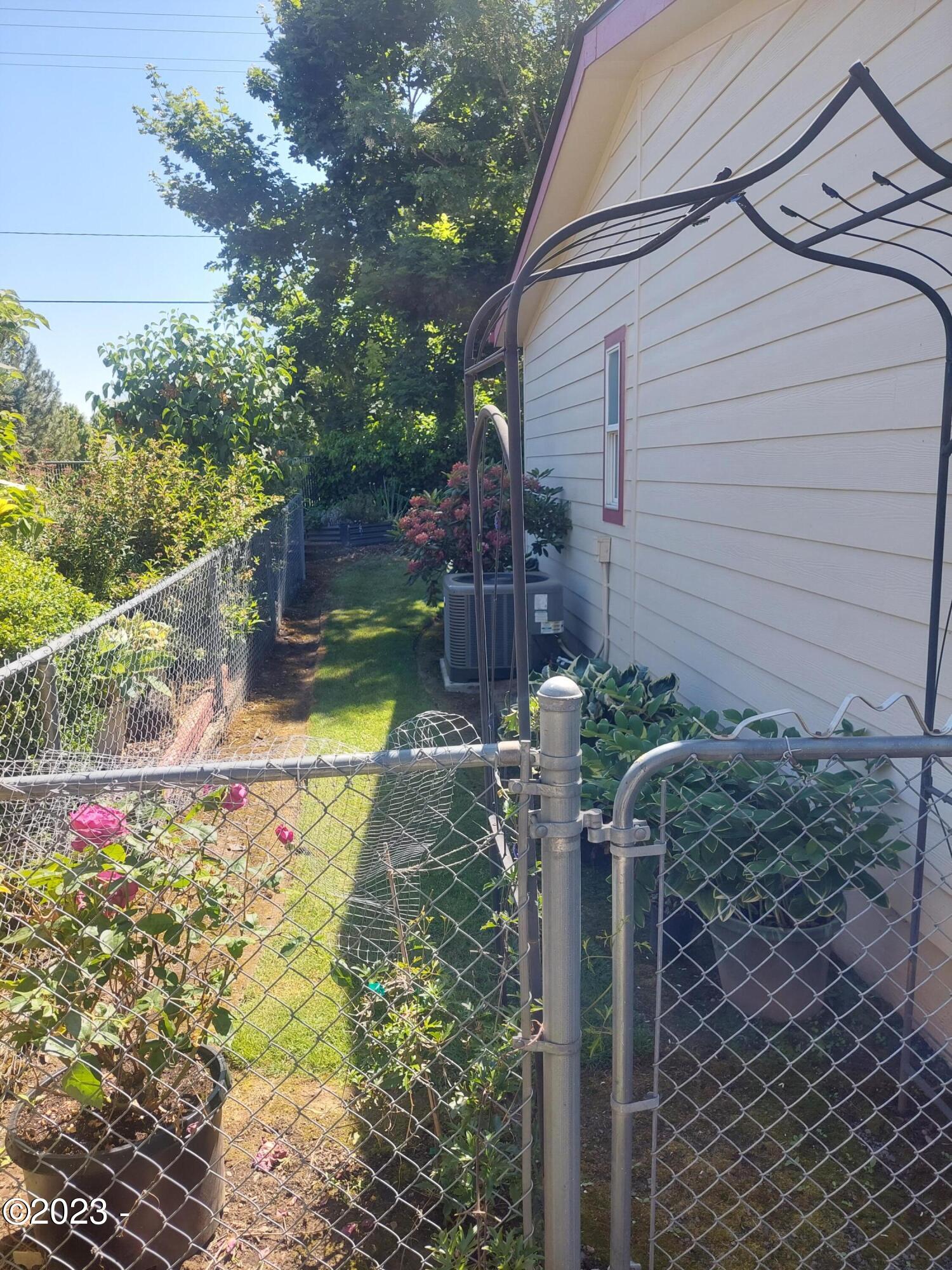 655 Northeast Burnett Road McMinnville, OR 97128 - Photo 42 of 44 Entry To Left Side Yard
