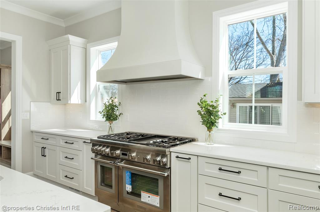 2093 Pembroke Road Birmingham, MI 48009 - Photo 10 of 57