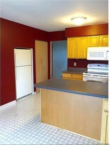 1648 Haslett Road East Lansing, MI 48823 - Photo 3 of 25