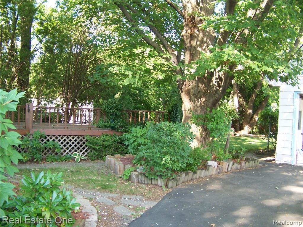 2875 Grant Road Rochester, MI 48309 - Photo 20 of 25 GRANT BACK YARD DECK.JPG