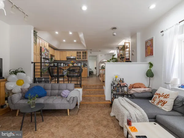 $2,500 | 1108 Locust Street, Philadelphia, PA 19107