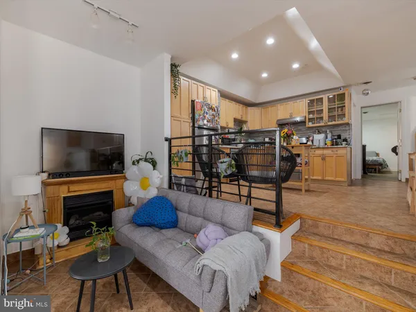 $2,500 | 1108 Locust Street, Philadelphia, PA 19107