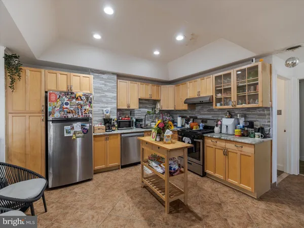 $2,500 | 1108 Locust Street, Philadelphia, PA 19107