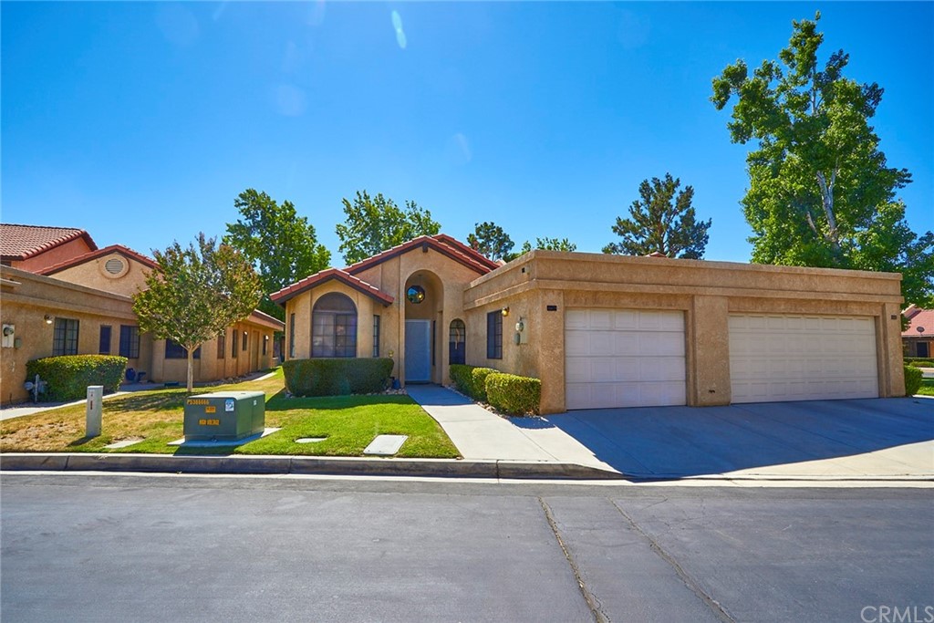 a front view of house with yard
