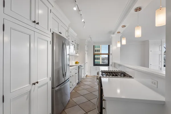 $388,000 | 3440 North Lake Shore Drive, Unit 5A, Chicago, IL 60657