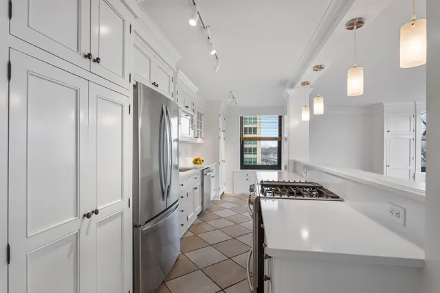 $400,000 | 3440 North Lake Shore Drive, Unit 5A, Chicago, IL 60657