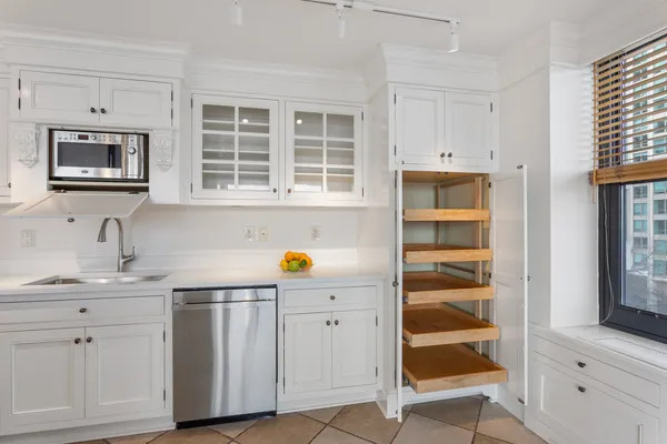 $388,000 | 3440 North Lake Shore Drive, Unit 5A, Chicago, IL 60657