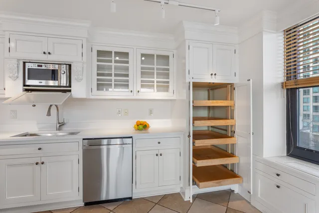 $400,000 | 3440 North Lake Shore Drive, Unit 5A, Chicago, IL 60657