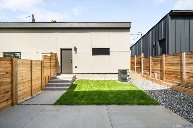 a view of back yard of the house