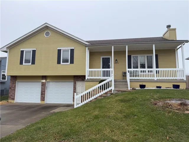 $319,999 | 1629 Northeast Whitestone Drive, Lee's Summit, MO 64086