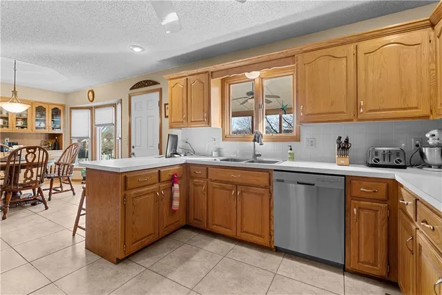 $319,999 | 1629 Northeast Whitestone Drive, Lee's Summit, MO 64086