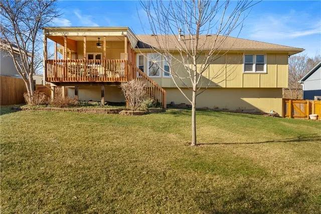 $319,999 | 1629 Northeast Whitestone Drive, Lee's Summit, MO 64086