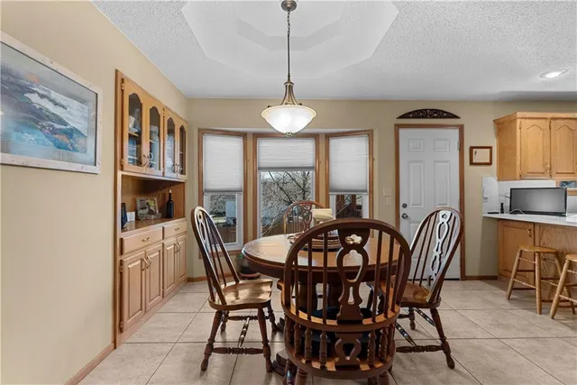 $319,999 | 1629 Northeast Whitestone Drive, Lee's Summit, MO 64086