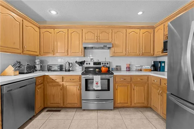 $319,999 | 1629 Northeast Whitestone Drive, Lee's Summit, MO 64086