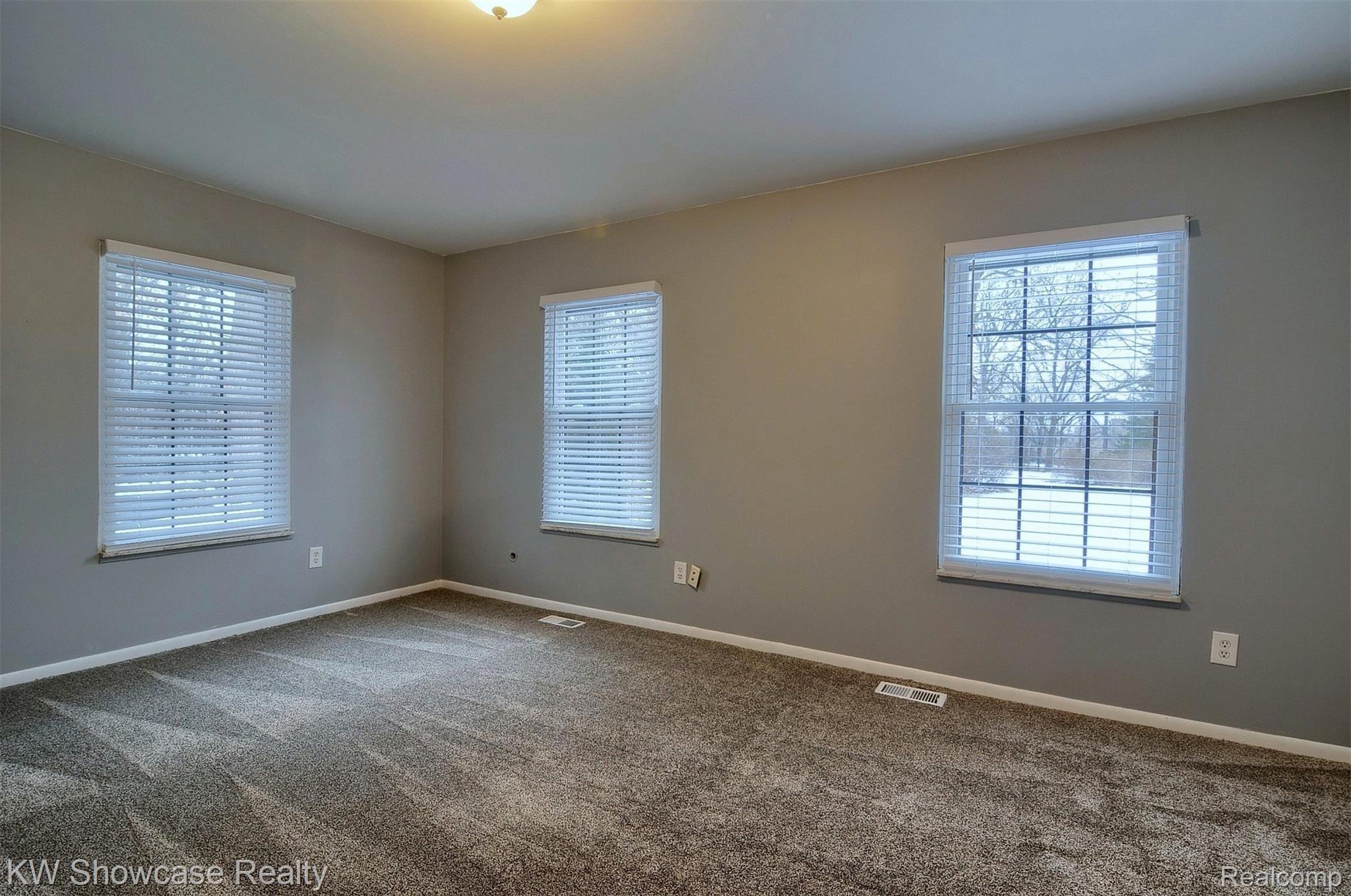897 Lafayette Court Rochester, MI 48307 - Photo 22 of 34 21-Master Bedroom.jpg