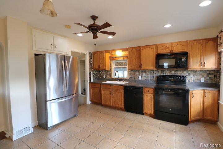 1209 Adams Street Lapeer, MI 48446 - Photo 4 of 14