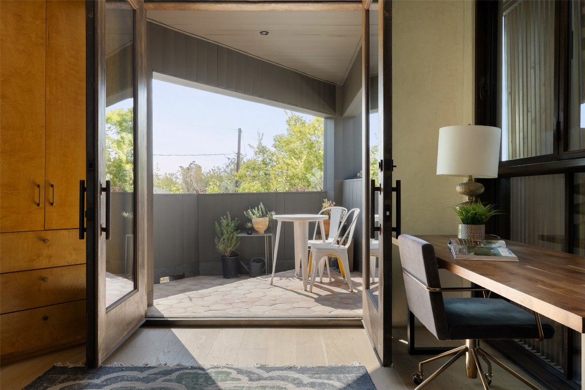 2302 East 11th Street Austin, TX 78702 - Photo 26 of 40 a living room with furniture