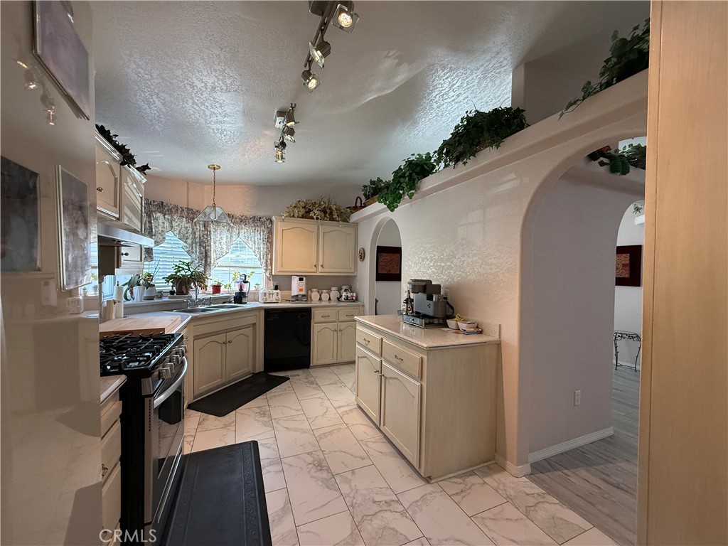 1550 Rory Lane Simi Valley, CA 93063 - Photo 4 of 18