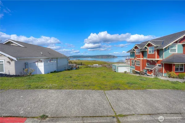 a view of a houses with a yard
