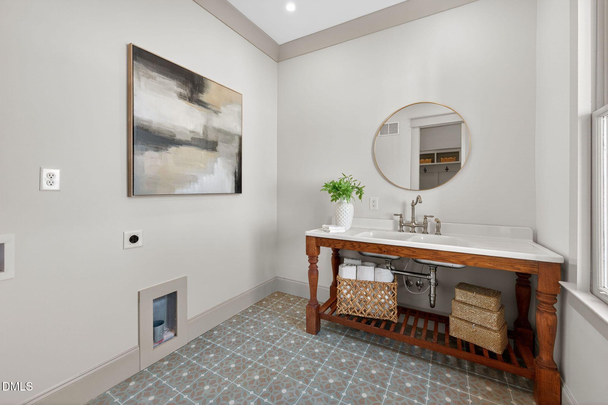 504 Tilden Street Raleigh, NC 27605 - Photo 24 of 58 a room with mirror and a table