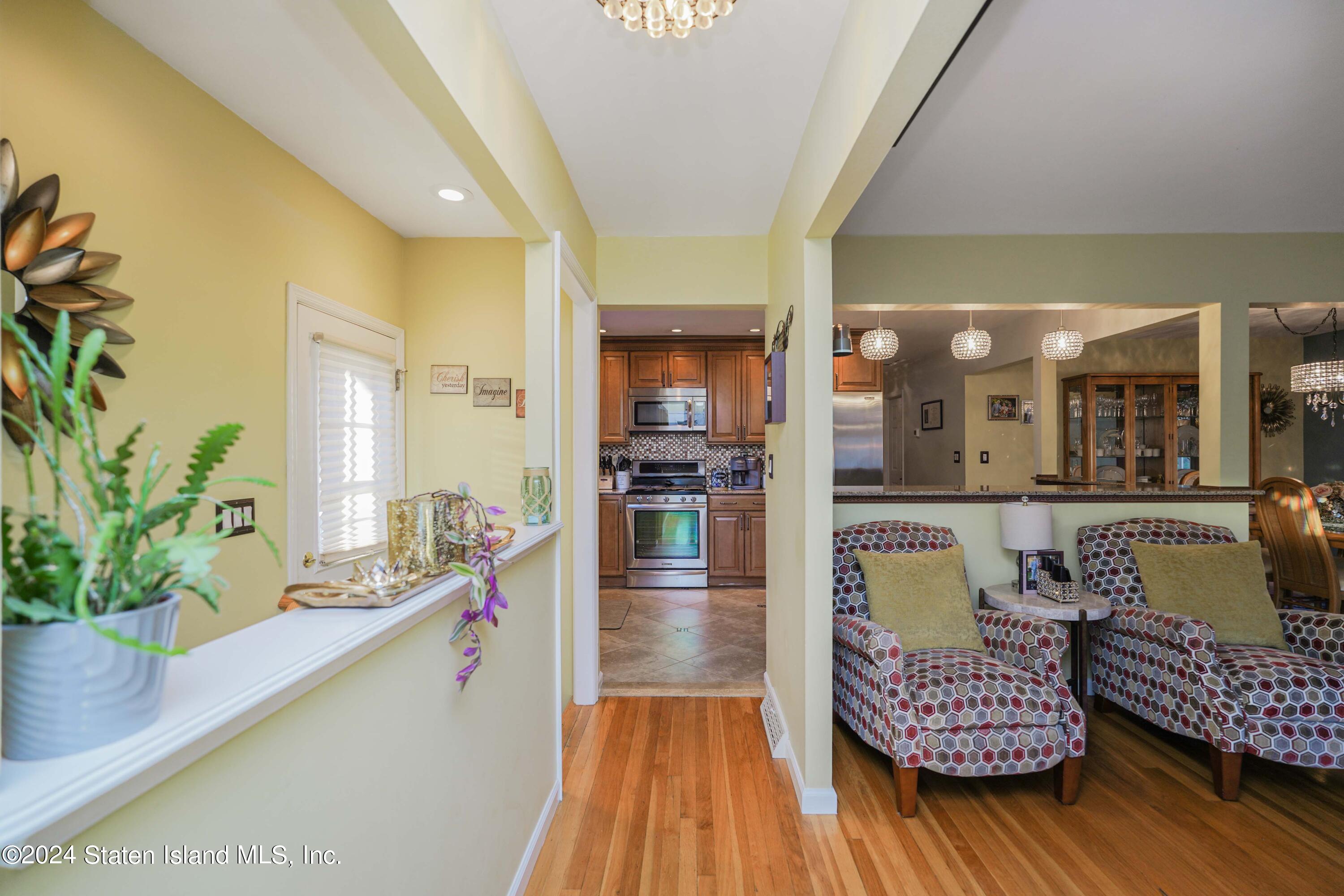 53 Ridgecrest Avenue Staten Island, NY 10312 - Photo 4 of 45 Photo Sep 09 2024, 6 27 35 AM