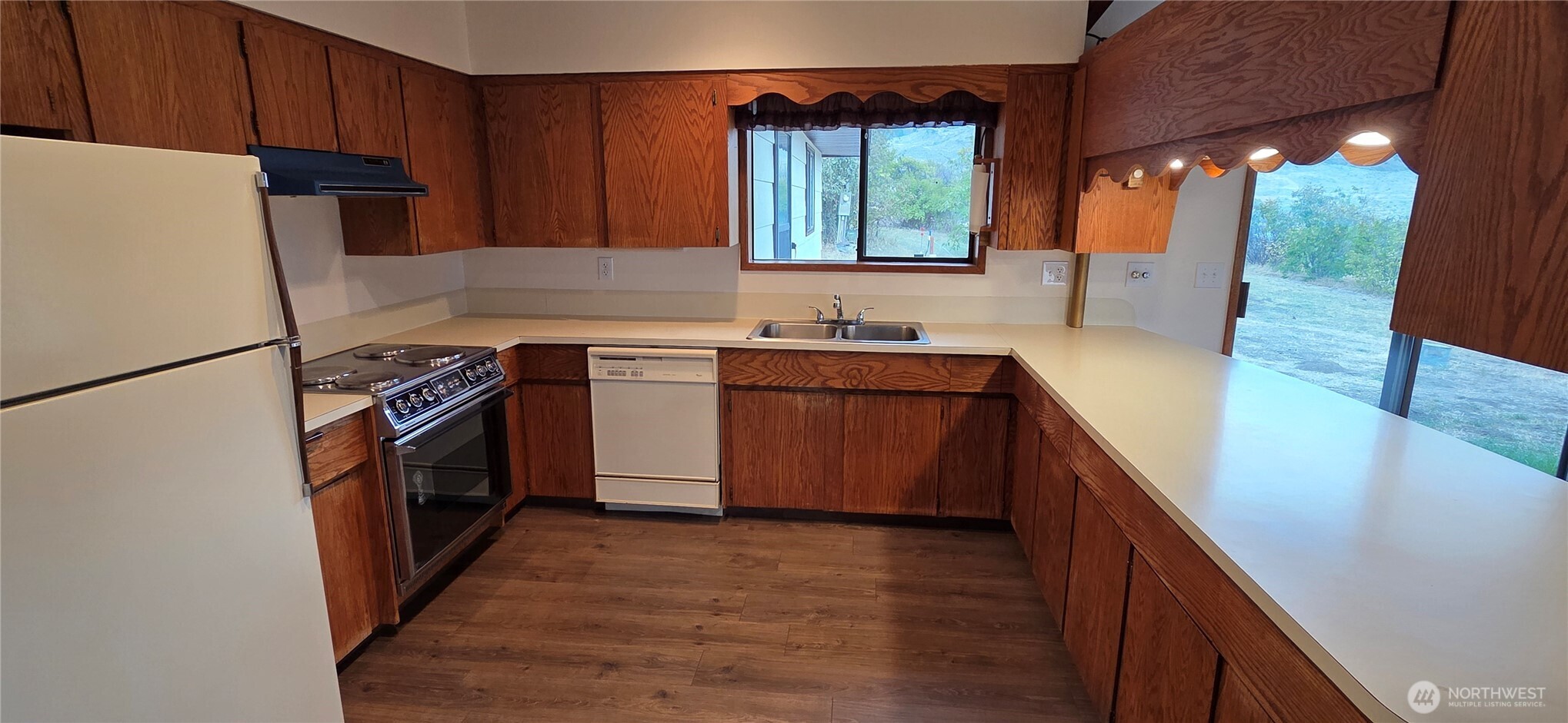 665 Wannacut Lake Road Oroville, WA 98844 - Photo 9 of 32