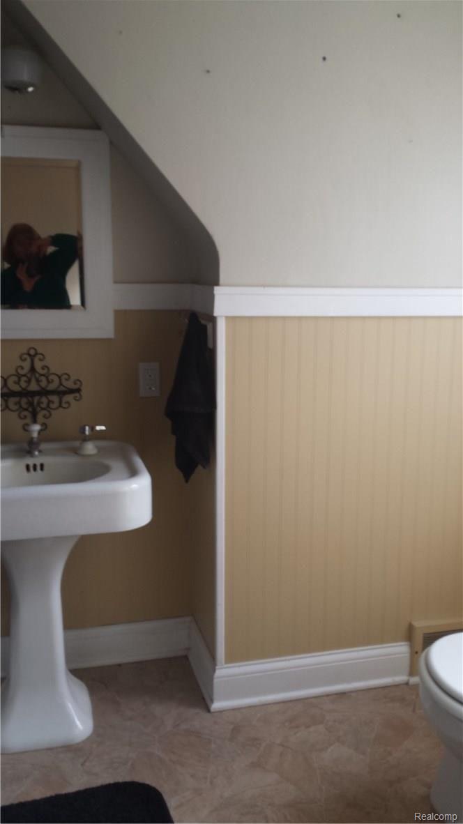 9480 West Grand River Avenue Fowlerville, MI 48836 - Photo 10 of 12 9480 Grand River Bathroom.jpg