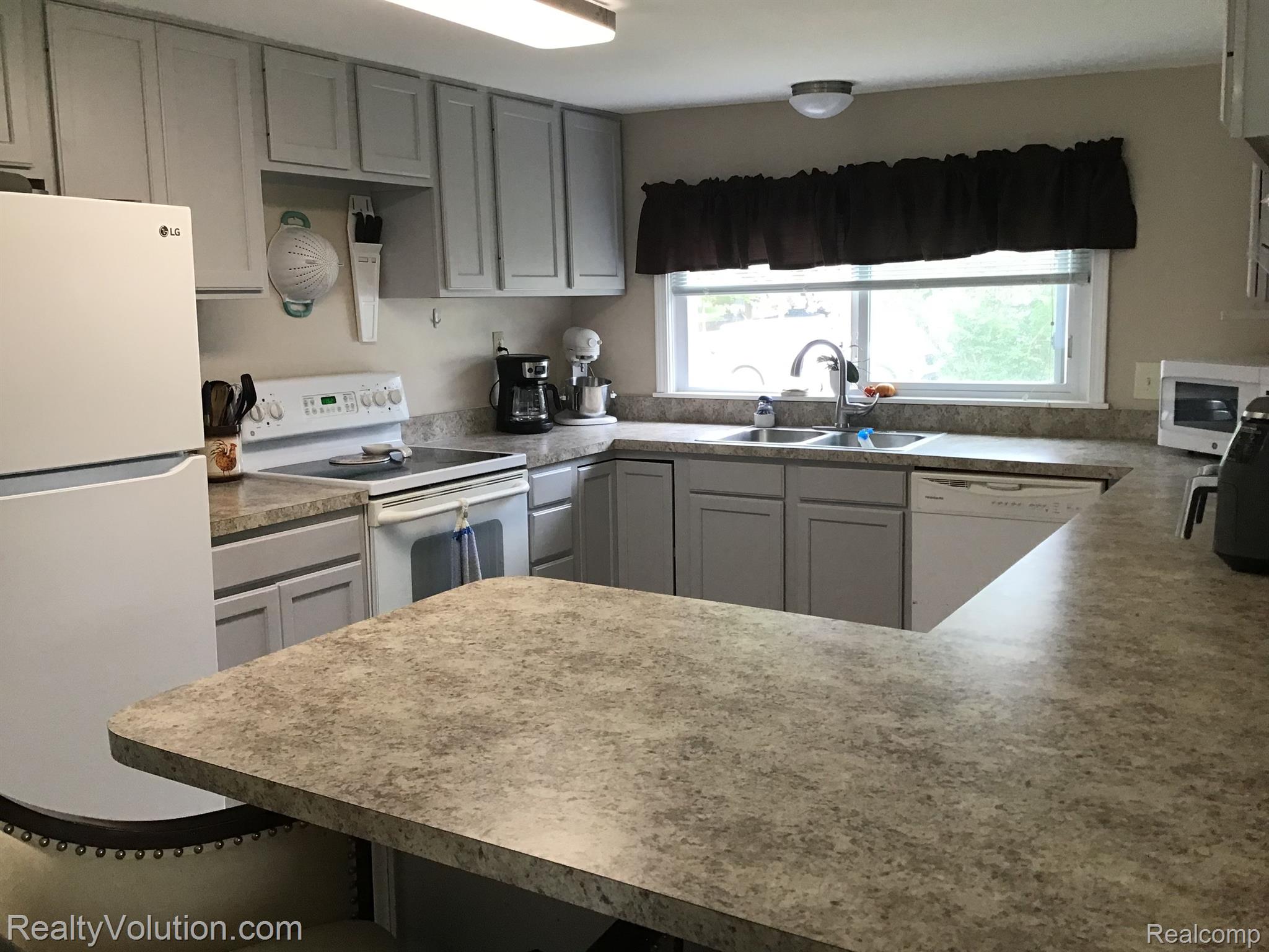 4069 South Mill Road Dryden, MI 48428 - Photo 2 of 25 first floor kitchen