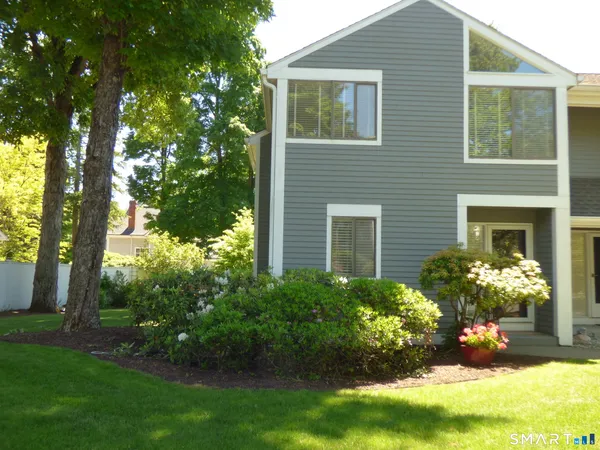 $289,900 | 7 Old Mill Court, Unit 7, Simsbury, CT 06070