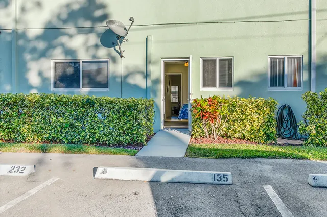 $149,900 | 2100 Northeast 38th Street, Unit 135, Lighthouse Point, FL 33064