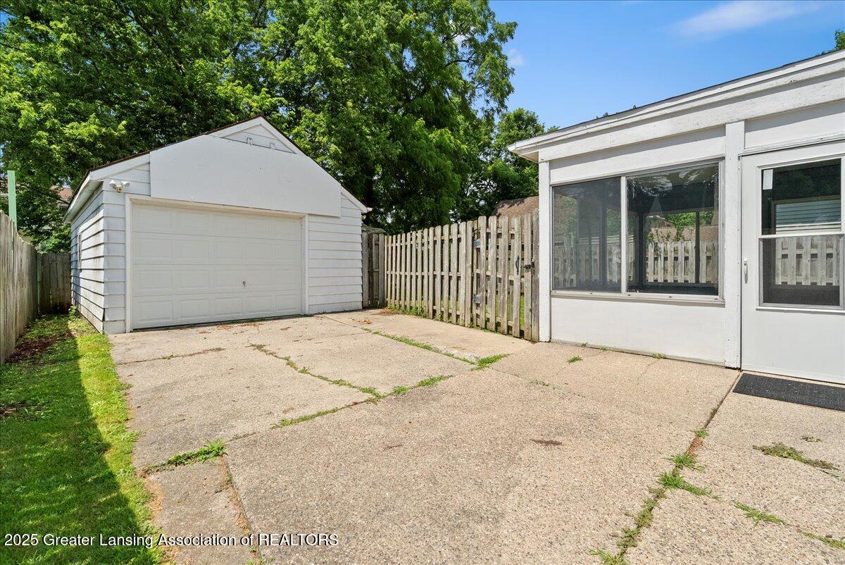 1716 South Rundle Avenue Lansing, MI 48910 - Photo 5 of 36 05-Media Jett - 24