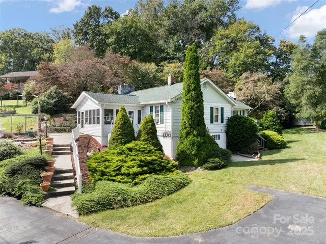 a view of a house with backyard and sitting area