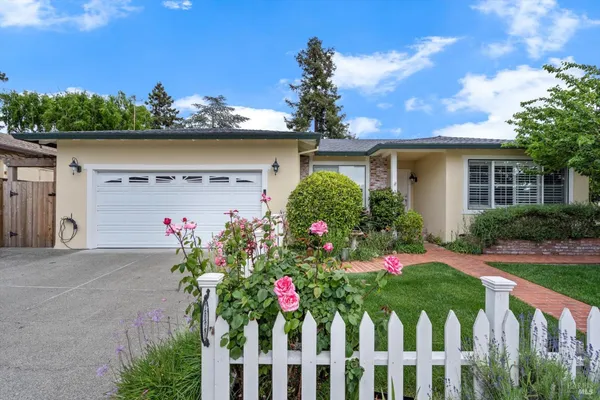 $1,027,500 | 2020 Vista Lane, Petaluma, CA 94954
